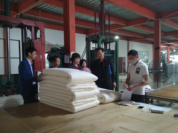 2019.4.16党委副书记、副局长吴巧玲在银雁床上用品有限责任公司调研.jpg