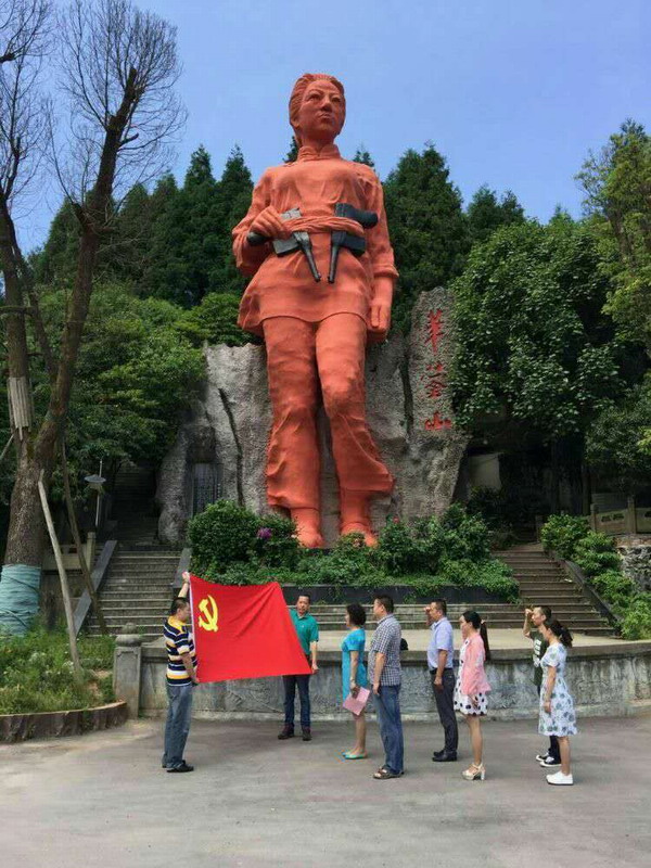 先烈面前重温入党誓言.JPG