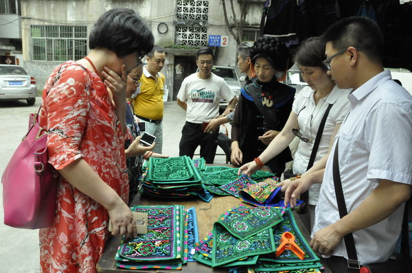 项目组在凉山州甘洛县考察调研彝绣制品.jpg