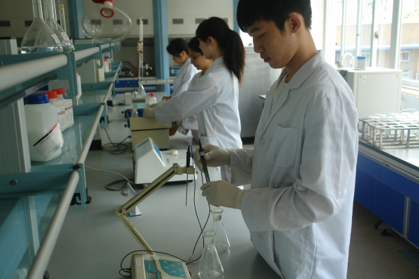 检测中心多名工作人员工作图2.jpg