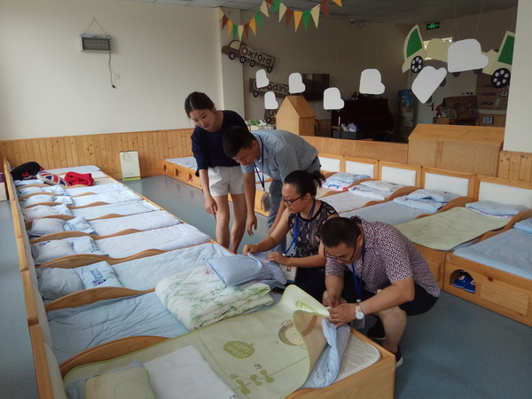 纤检党员服务队在学校检验床上絮用纤维制品.jpg